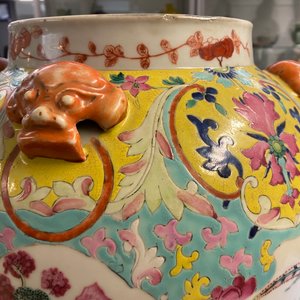 A Chinese famille rose covered vase and a vase with birds and peaches, 19/20th C. — photo 33