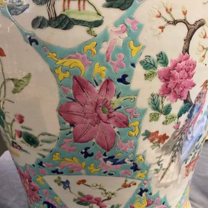 A Chinese famille rose covered vase and a vase with birds and peaches, 19/20th C. — photo 35