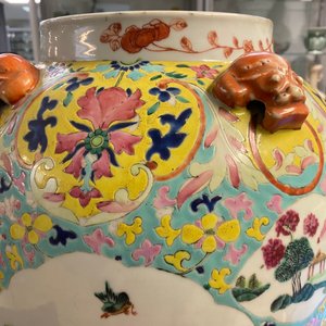 A Chinese famille rose covered vase and a vase with birds and peaches, 19/20th C. — photo 37