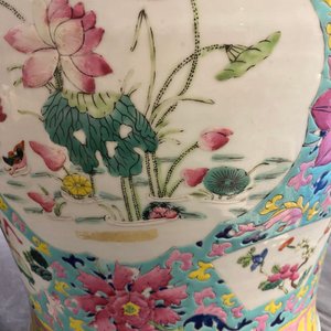A Chinese famille rose covered vase and a vase with birds and peaches, 19/20th C. — photo 39