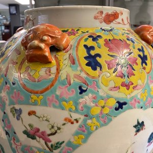 A Chinese famille rose covered vase and a vase with birds and peaches, 19/20th C. — photo 41