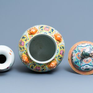 A Chinese famille rose covered vase and a vase with birds and peaches, 19/20th C. — photo 5