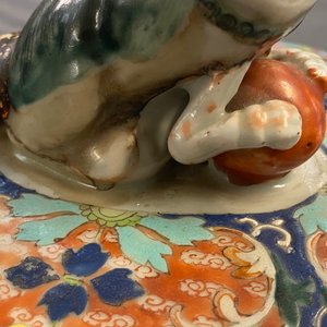 A Chinese famille rose covered vase and a vase with birds and peaches, 19/20th C. — photo 10