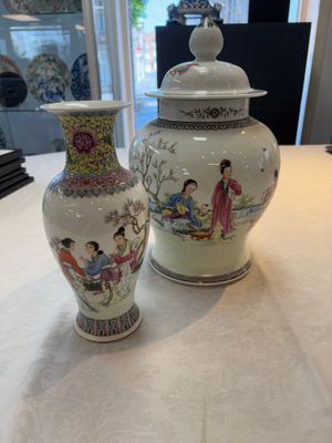 A Chinese famille rose covered vase and baluster vase, Qianlong marks, 20th C. — 照片 1
