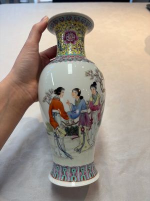 A Chinese famille rose covered vase and baluster vase, Qianlong marks, 20th C. — 照片 13