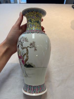 A Chinese famille rose covered vase and baluster vase, Qianlong marks, 20th C. — 照片 14