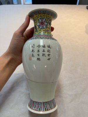 A Chinese famille rose covered vase and baluster vase, Qianlong marks, 20th C. — 照片 15