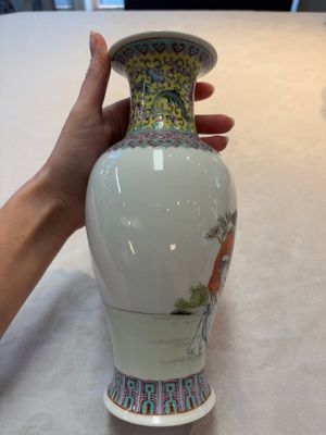 A Chinese famille rose covered vase and baluster vase, Qianlong marks, 20th C. — 照片 16
