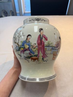 A Chinese famille rose covered vase and baluster vase, Qianlong marks, 20th C. — 照片 2