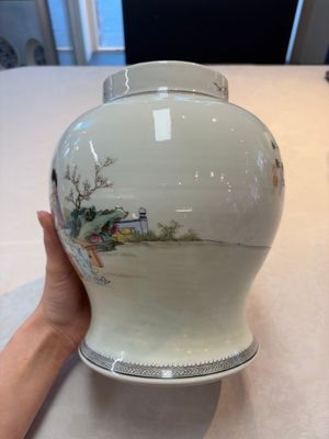 A Chinese famille rose covered vase and baluster vase, Qianlong marks, 20th C. — 照片 3
