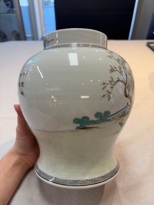 A Chinese famille rose covered vase and baluster vase, Qianlong marks, 20th C. — 照片 5