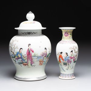 A Chinese famille rose covered vase and baluster vase, Qianlong marks, 20th C. — 照片 1