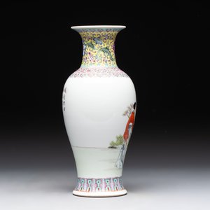 A Chinese famille rose covered vase and baluster vase, Qianlong marks, 20th C. — 照片 11
