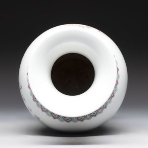 A Chinese famille rose covered vase and baluster vase, Qianlong marks, 20th C. — 照片 12