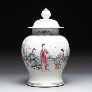A Chinese famille rose covered vase and baluster vase, Qianlong marks, 20th C. — 照片 2