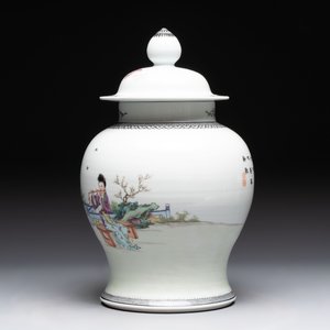 A Chinese famille rose covered vase and baluster vase, Qianlong marks, 20th C. — 照片 3