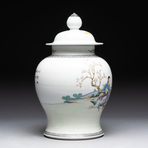 A Chinese famille rose covered vase and baluster vase, Qianlong marks, 20th C. — 照片 5
