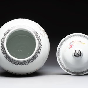 A Chinese famille rose covered vase and baluster vase, Qianlong marks, 20th C. — 照片 6