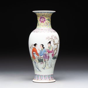 A Chinese famille rose covered vase and baluster vase, Qianlong marks, 20th C. — 照片 8