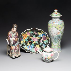 A Chinese famille rose covered vase, teapot and a seated figure, and a famille noire pattipan or teapot stand, 18/19th C. — photo 1