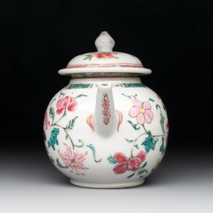 A Chinese famille rose covered vase, teapot and a seated figure, and a famille noire pattipan or teapot stand, 18/19th C. — photo 11