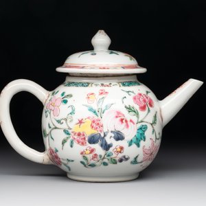 A Chinese famille rose covered vase, teapot and a seated figure, and a famille noire pattipan or teapot stand, 18/19th C. — photo 12