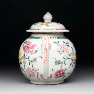 A Chinese famille rose covered vase, teapot and a seated figure, and a famille noire pattipan or teapot stand, 18/19th C. — photo 13