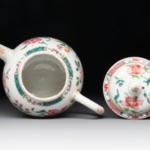 A Chinese famille rose covered vase, teapot and a seated figure, and a famille noire pattipan or teapot stand, 18/19th C. — photo 14