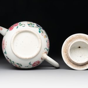 A Chinese famille rose covered vase, teapot and a seated figure, and a famille noire pattipan or teapot stand, 18/19th C. — photo 15