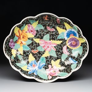 A Chinese famille rose covered vase, teapot and a seated figure, and a famille noire pattipan or teapot stand, 18/19th C. — photo 2