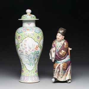 A Chinese famille rose covered vase, teapot and a seated figure, and a famille noire pattipan or teapot stand, 18/19th C. — photo 4