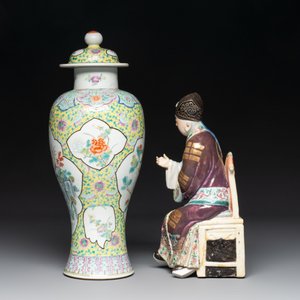 A Chinese famille rose covered vase, teapot and a seated figure, and a famille noire pattipan or teapot stand, 18/19th C. — photo 5