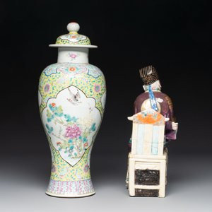 A Chinese famille rose covered vase, teapot and a seated figure, and a famille noire pattipan or teapot stand, 18/19th C. — photo 6