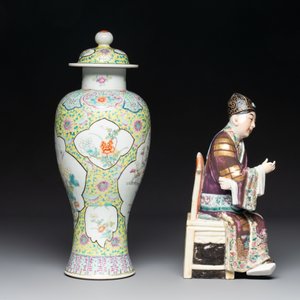 A Chinese famille rose covered vase, teapot and a seated figure, and a famille noire pattipan or teapot stand, 18/19th C. — photo 7