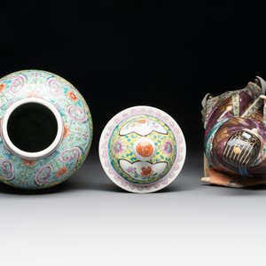 A Chinese famille rose covered vase, teapot and a seated figure, and a famille noire pattipan or teapot stand, 18/19th C. — photo 8