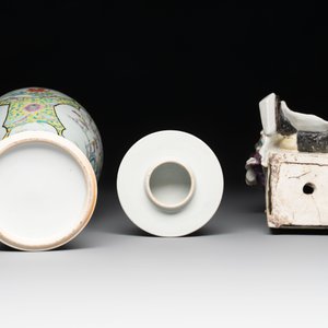 A Chinese famille rose covered vase, teapot and a seated figure, and a famille noire pattipan or teapot stand, 18/19th C. — photo 9