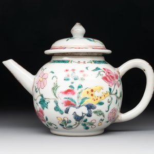 A Chinese famille rose covered vase, teapot and a seated figure, and a famille noire pattipan or teapot stand, 18/19th C. — photo 10