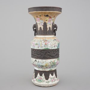 A Chinese famille rose crackle glaze Nanking vase, 19th C. — photo 1