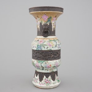 A Chinese famille rose crackle glaze Nanking vase, 19th C. — photo 2