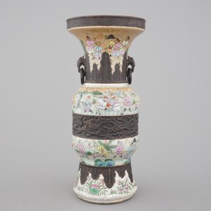 A Chinese famille rose crackle glaze Nanking vase, 19th C. — photo 3