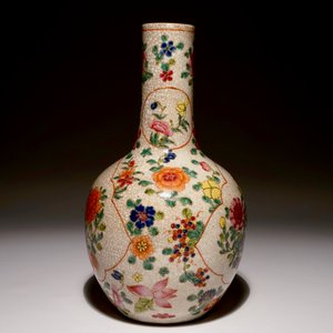 A Chinese famille rose crackle glaze vase with roosters, 19/20th C. — photo 2