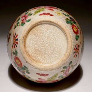 A Chinese famille rose crackle glaze vase with roosters, 19/20th C. — photo 5