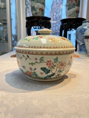 A Chinese famille rose ‘Crane in a Garden’ tureen and cover, Qianlong — photo 1