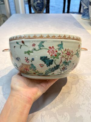 A Chinese famille rose ‘Crane in a Garden’ tureen and cover, Qianlong — photo 2