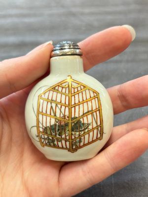A Chinese famille rose 'cricket' snuff bottle, Daoguang mark and of the period — 照片 1