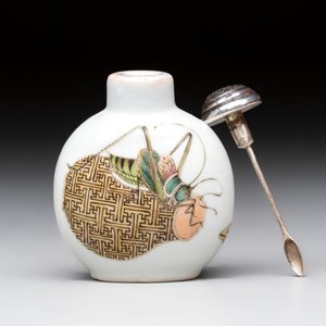 A Chinese famille rose 'cricket' snuff bottle, Daoguang mark and of the period — 照片 1