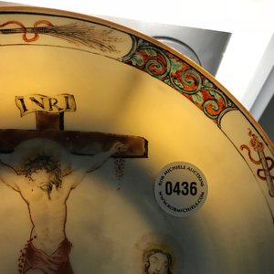 A Chinese famille rose 'Crucifixion' plate, Qianlong — photo 3