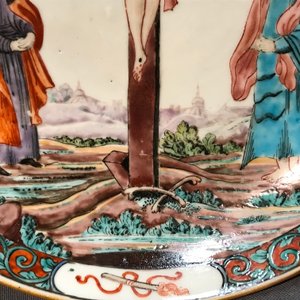 A Chinese famille rose 'Crucifixion' plate, Qianlong — photo 8
