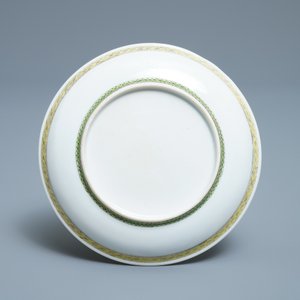 A Chinese famille rose cup and saucer after Cornelis Pronk: 'Doctor's visit', Qianlong — 照片 3
