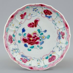 A Chinese famille rose cup and saucer, Qianlong, 18th C. — 照片 2